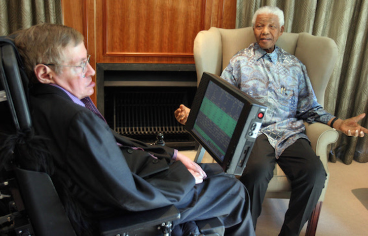 Stephen Hawking, en 2008, junto al expresidente sudáfricano Nelson Mandela. (Denis FARRELL/AFP)