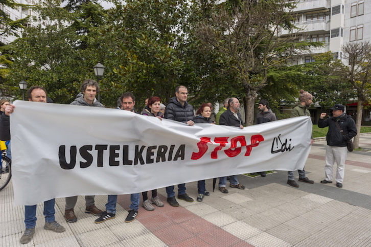 La plataforma Adi! se ha concentrado en el exterior de los juzgados durante la sesión del ‘caso De Miguel’ (Juanan RUIZ/ARGAZKI PRESS)