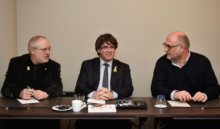 Carles Puigdemont, flanqueado en Bruselas por Lluís Puig y Eduard Pujol.(JOHN THYS / AFP)