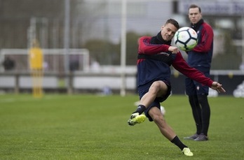 Un momento del entrenamiento de los rojillos esta mañana en Taxoare. (OSASUNA)