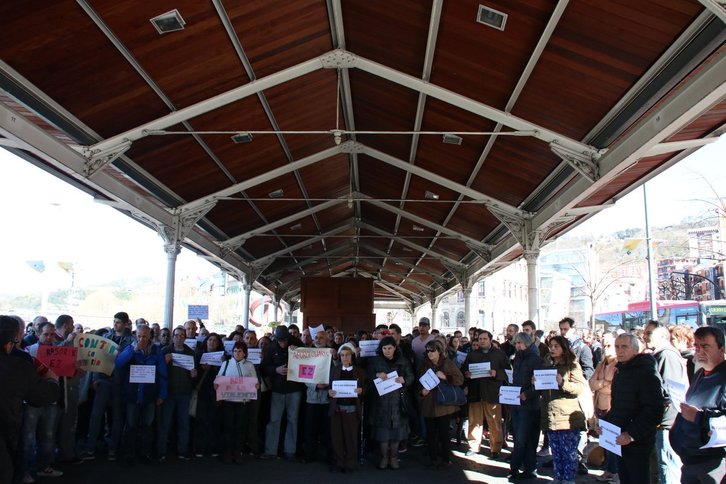 Concentración en denuncia de la agresión a una persona sin hogar. (@ehbildubilbo)