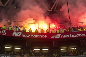 Los seguidores del Marsella han encendido bengalas, algunas de las cuales han lanzado luego a la parte inferior. (Monika DEL VALLE / ARGAZKI PRESS)