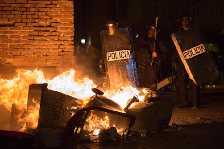 Agentes de la Policía española, durante los incidentes en el barrio madrileño de Lavapiés. (Olmo CALVO/AFP)