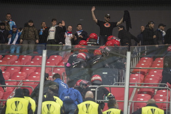 Seguidores del Marsella en las gradas de San Mamés. (Monika DEL VALLE / FOKU)