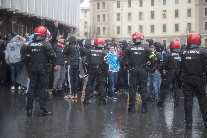 La Ertzaintza y aficionados del Olympique de Marseilla, antes del encuentro de ayer. (Monika DEL VALLE / ARGAZKI PRESS)