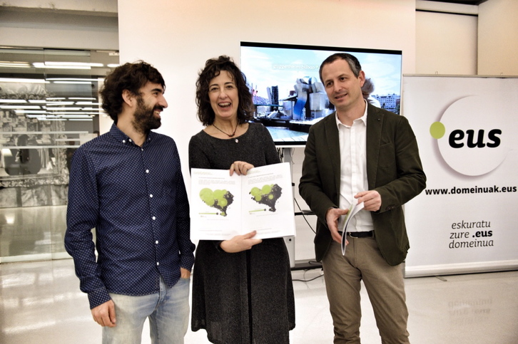 Lorea Bilbao, Bizkaiko Aldundiko Euskara eta Kulturako Foru diputatua; Josu Waliño, PuntuEUS Fundazioko zuzendaria; eta Iker Sagasti, Ironteceko zuzendaria. (Marisol RAMIREZ / FOKU)