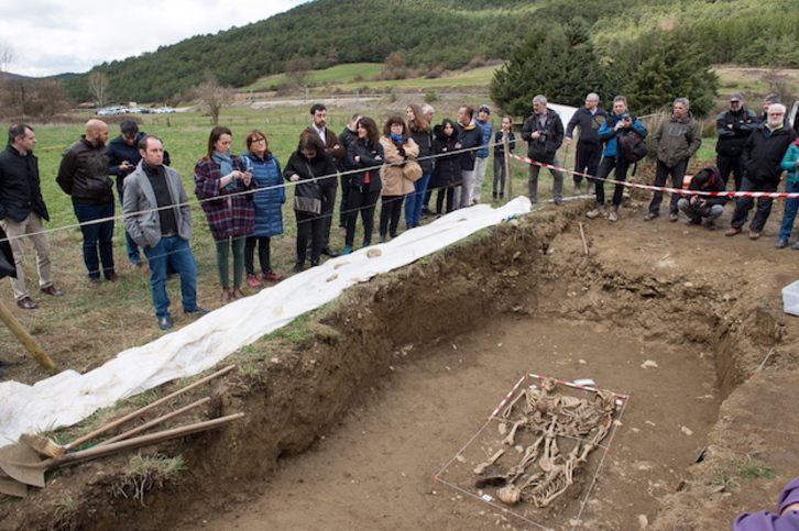 Los participantes en el encuentro han visitado una exhumación en Urdaitz. (Iñigo URIZ / FOKU)