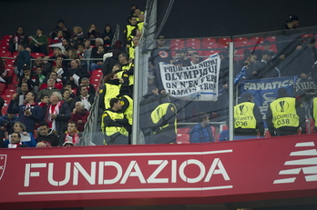 Hinchas del Marsella, rodeados por guardas de seguridad en San Mamés. (Monika DEL VALLE / FOKU)