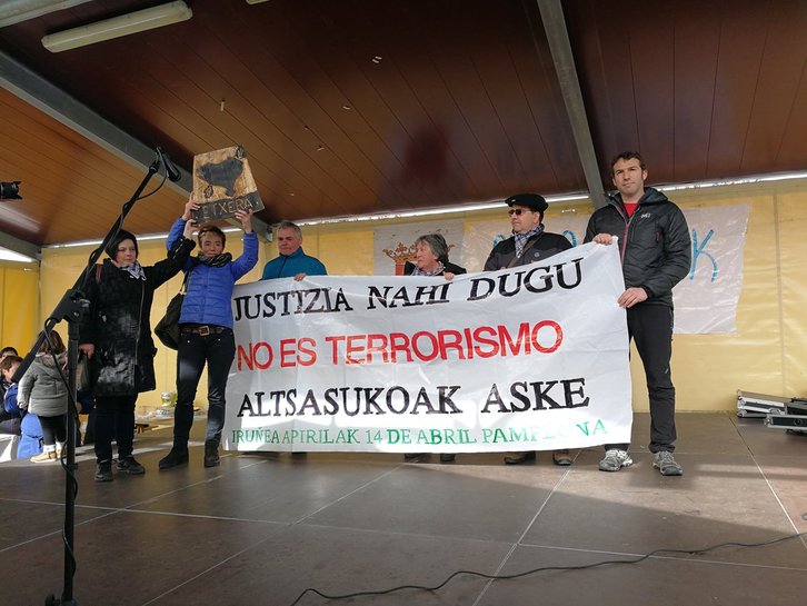 El alcalde de Berriozar junto a los familiares de los jóvenes de Altsasu. (@MartxeloDiaz)