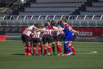 Las jugadoras del Athletic, en un momento del partido disputado en Lezama. (Aritz LOIOLA/FOKU)