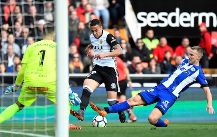 El portero del Alavés, Pacheco, ha sido clave para evitar males mayores. (José JORDÁN/AFP)