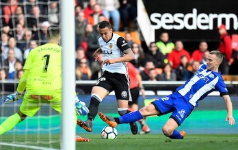 El portero del Alavés, Pacheco, ha sido clave para evitar males mayores. (José JORDÁN/AFP)