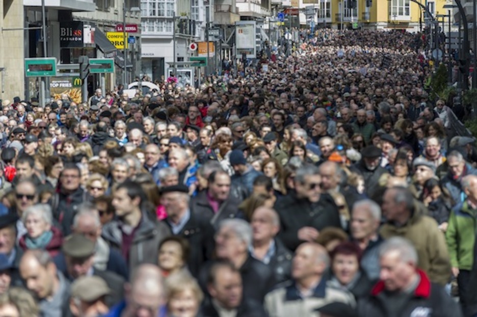 Gasteizen ere jendetza bildu da eguerdian. (Juanan RUIZ/FOKU) Gasteizen ere jendetza bildu da eguerdian. (Juanan RUIZ/FOKU)