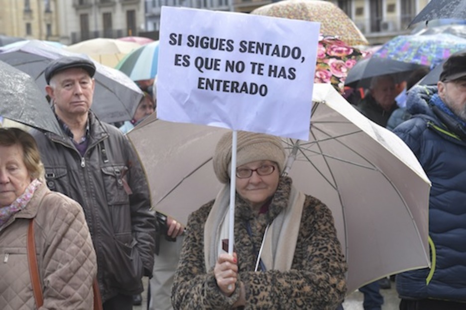 Mobilizatzen segiko dutela azpimarratu dute pentsiodunek. (Idoia ZABALETA/FOKU) Mobilizatzen segiko dutela azpimarratu dute pentsiodunek. (Idoia ZABALETA/FOKU)
