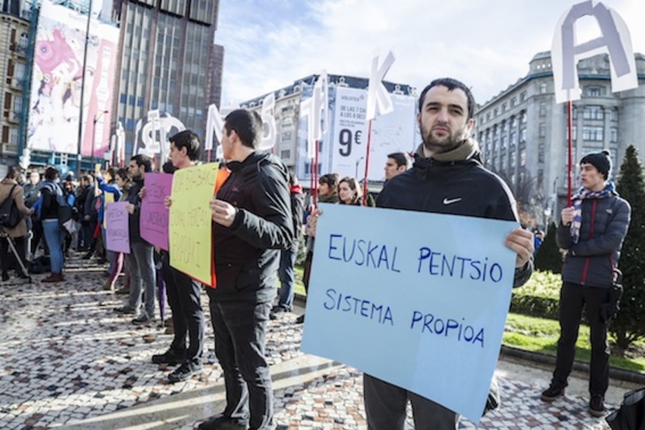 Ernaiko gazteek babesa adierazi diote pentsiodunen borrokari. (Aritz LOIOLA/ARGAZKI PRESS) Ernaiko gazteek babesa adierazi diote pentsiodunen borrokari. (Aritz LOIOLA/ARGAZKI PRESS)