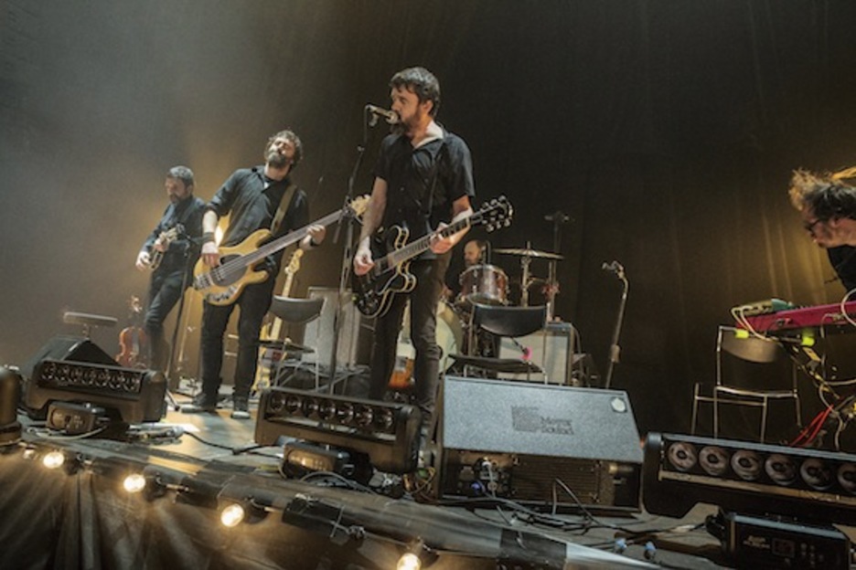 Gaurkoan ez dira bakarrik egon taldeko kideak eszenatoki gainean. (Aritz LOIOLA/FOKU) Gaurkoan ez dira bakarrik egon taldeko kideak eszenatoki gainean. (Aritz LOIOLA/FOKU)