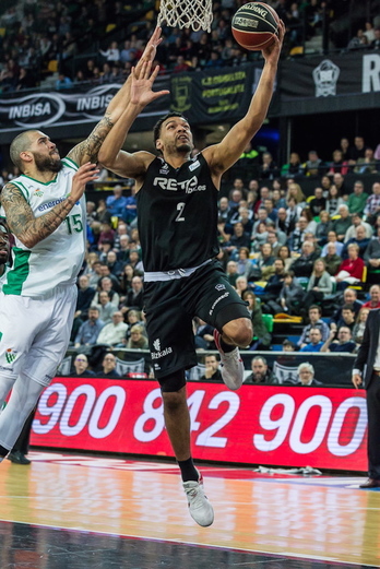 El trabajo coral de los locales, clave para la victoria. (Aritz LOIOLA/FOKU)