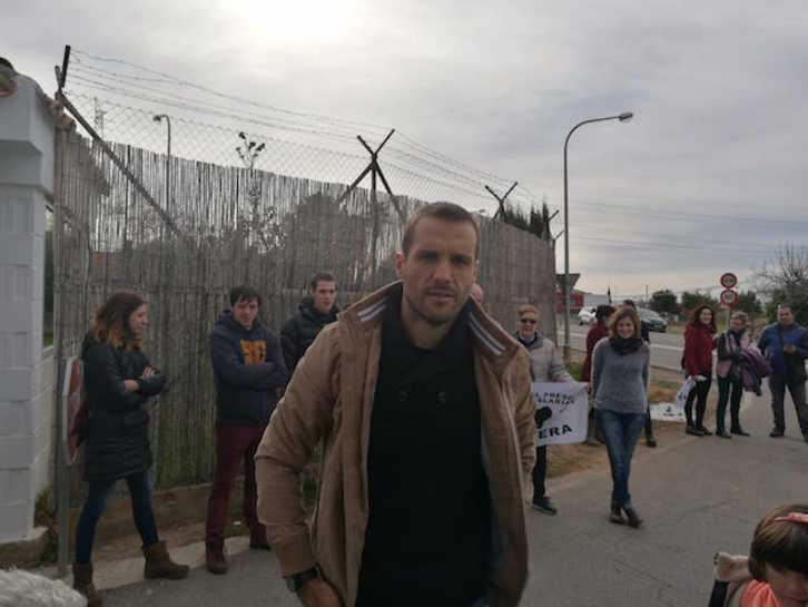 Zunbeltz Larrea, a la salida de la cárcel. (Etxerat Elkartea)