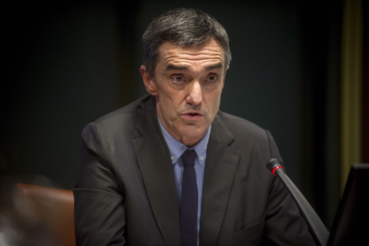 Jonan Fernández, durante una intervención en la Comisión de Derechos Humanos del Parlamento de Gasteiz. (Jaizki FONTANEDA/FOKU)