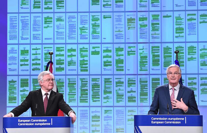 David Davis y Michel Barnier, jefes negociadores del Gobierno británico y la UE, respectivamente, para el Brexit. (Emmanuel DUNAND / AFP)