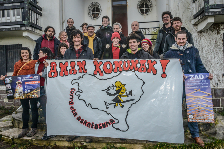 Aman Komunak sareko kideak, Hendaian. (Isabelle MIQUELESTORENA)
