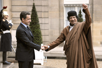 Sarkozy y Gadafi se saludan a las puertas del Elíseo, en el año 2007. (FRANCK FIFE / AFP)