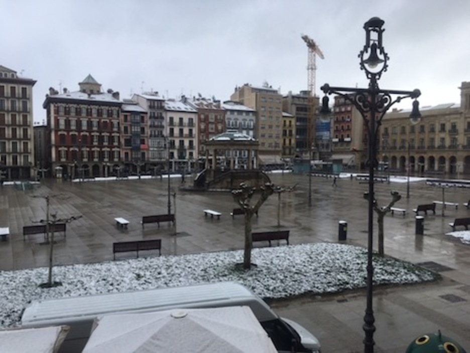 Mínima presencia de la nieve en la plaza del Castillo.