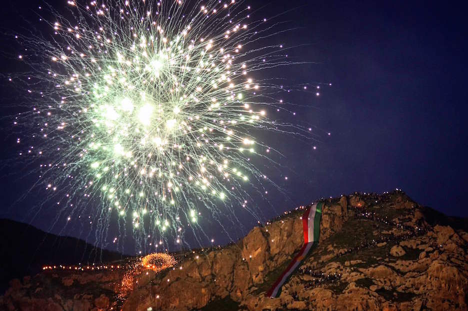 Su artifizialek ere ez dute hutsik egin Akran. (Safin HAMED / AFP) Su artifizialek ere ez dute hutsik egin Akran. (Safin HAMED / AFP)