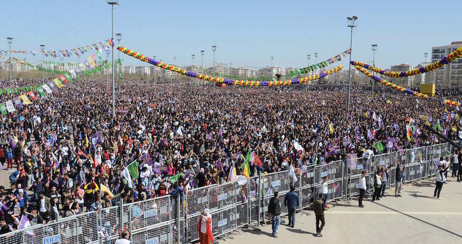 Jendetza bildu da Diyarbakirren. (Ilyas AKENGIN / AFP) Jendetza bildu da Diyarbakirren. (Ilyas AKENGIN / AFP)