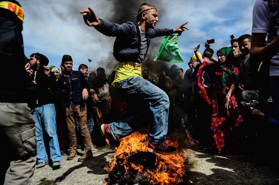 Suaren gainetik saltoka Istanbulen. (Ozan KOSE / AFP) Suaren gainetik saltoka Istanbulen. (Ozan KOSE / AFP)