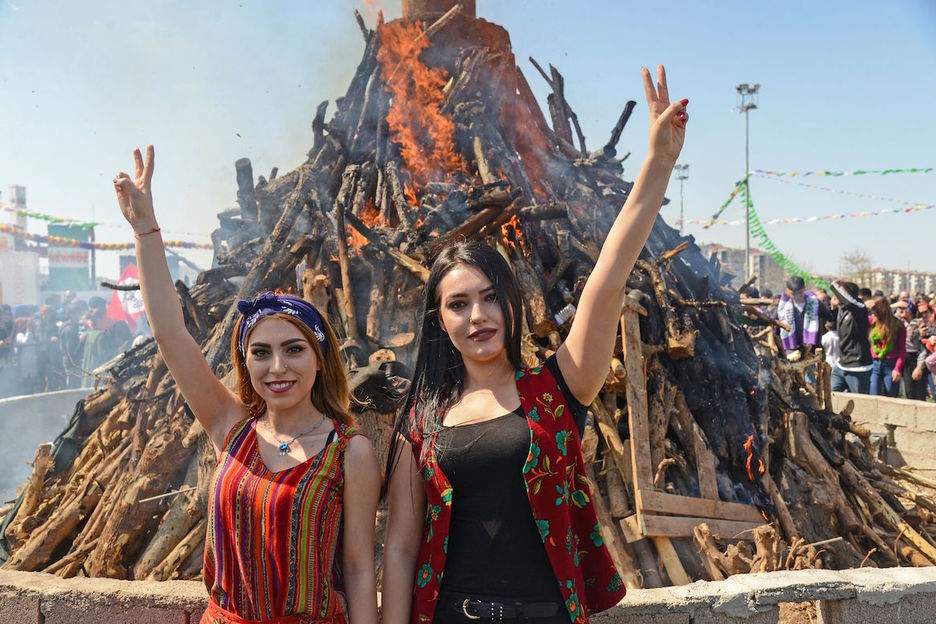 Ohiko ikurra egiten, bi hatz gora. (Ilyas AKENGIN / AFP) Ohiko ikurra egiten, bi hatz gora. (Ilyas AKENGIN / AFP)