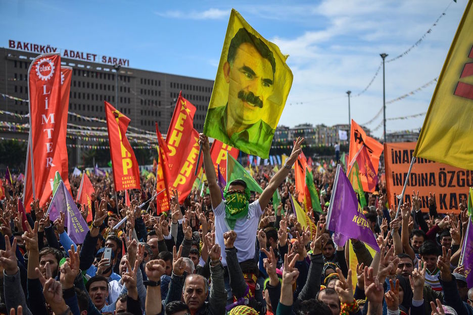 Abdullah Oçalanen irudiak ere ikusi dira Istanbulen. (Ozan KOSE / AFP) 