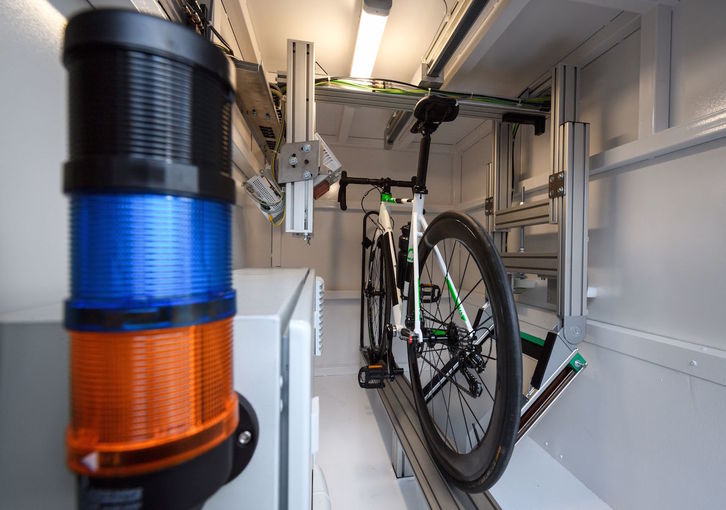 Una bicicleta, dentro de la máquina de rayos X. (Fabrice COFFRINI / AFP)