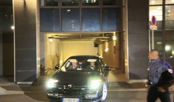 El coche que transporta a Sarkozy abandona esta pasada noche la sede de la Policía Judicial en Nanterre. (AFP)