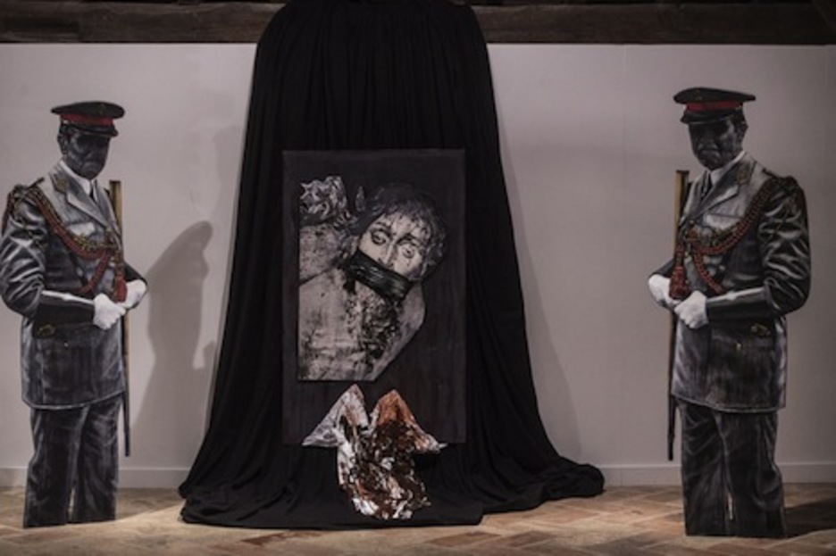 Impactante ‘Cristo amordazado’ en la exposición ‘Gelatina Dura’. (Jagoba MANTEROLA/FOKU)