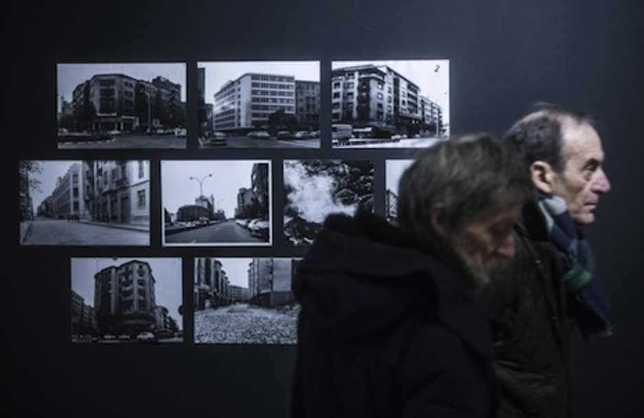 Las fotografías se mezclan con otros formatos artísticos en la exposición. (Jagoba MANTEROLA/FOKU)