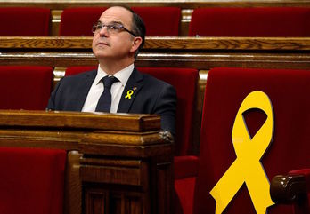 Jordi Turull, sentado en su escaño en el Parlament, el pasado 1 de marzo. (Lluís GENE/AFP)