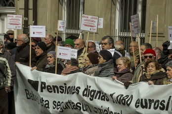 Concentración de pensionistas a las puertas del Parlamento de Gasteiz. ( Jaizki FONTANEDA / FOKU)
