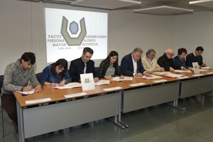 Firmantes del programa sobre envejecimiento y participantes en él, junto con responsables del centro de salud de Donibane. (GOBIERNO DE NAFARROA)