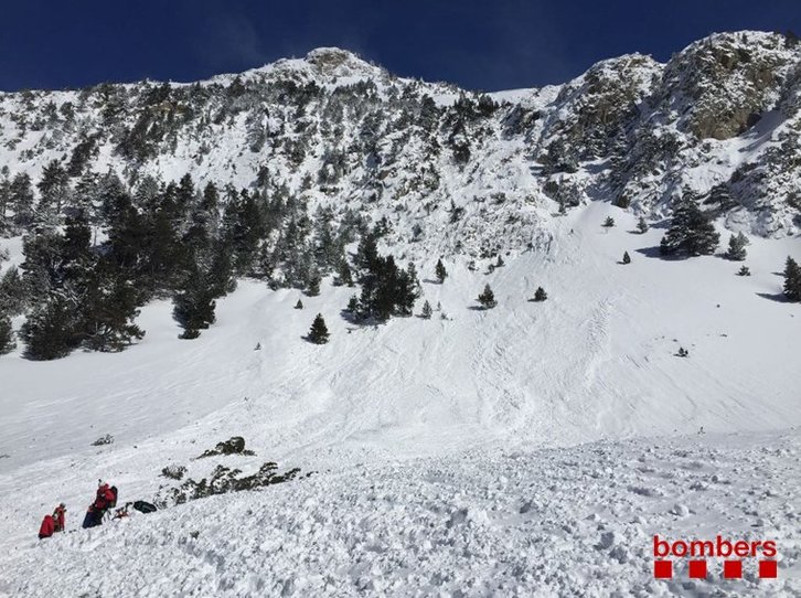 Los equipos de rescate trabajando en el lugar del alud. (@BombersCat)