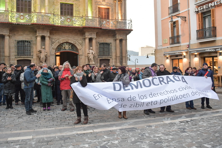La concentración ha tenido lugar junto al Ayuntamiento de Iruñea. (Idoia ZABALETA/FOKU) 