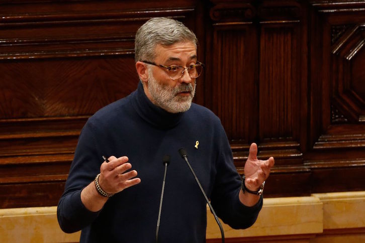 Carles Riera, en una intervención en el Parlament. (Pau BARRENA/AFP)