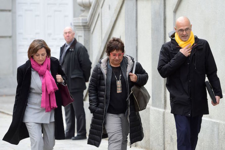 Carme Forcadell, Dolors Bassa y Raül Romeva, a las puertas del Supremo. (GABRIEL BOUYS / AFP)