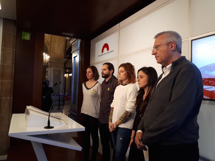 Representantes de JxCat, ERC, CUP y CatECP, durante la lectura de la declaración. (@albaverges)
