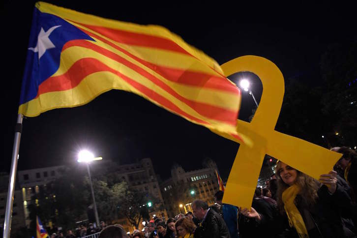 Senyera y el lazo amarillo, símbolos de la jornada de ayer en Catalunya. (Pau BARRENA / AFP)