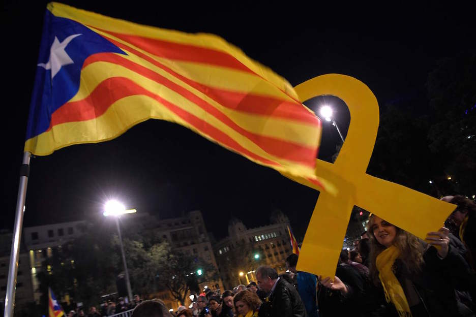 Senyera y el lazo amarillo, símbolos de la jornada en Catalunya. (Pau BARRENA / AFP)