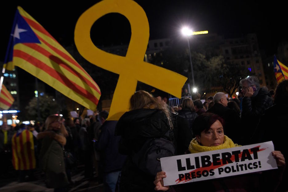 Los ciudadanos se han congregado en las cercanías de la Delegación del Gobierno español. (Pau BARRENA / AFP)