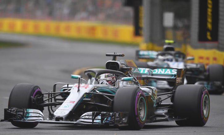 Hamilton arrancará desde la ‘pole’ la primera carrera de la temporada. (Saeed KHAN/AFP)