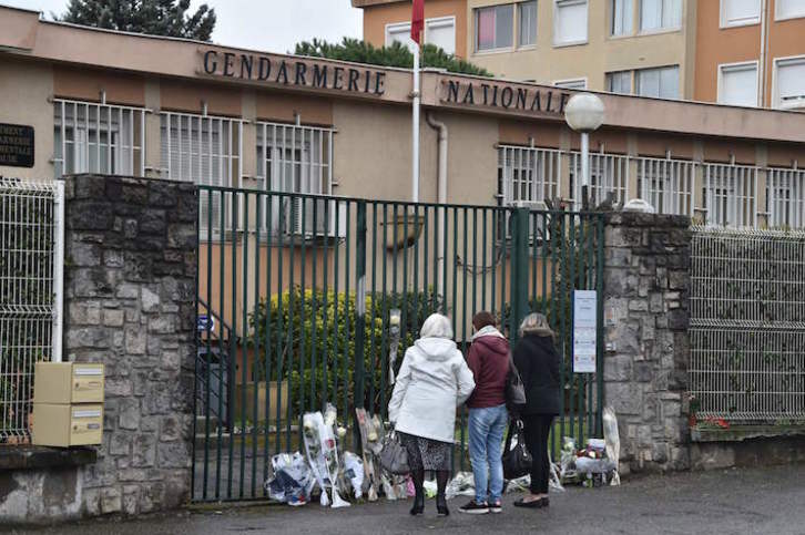 Los vecinos de Trèbes han depositado flores a la entrada de la sede de la Gendarmería de la localidad. (Pascal PAVANI/AFP)