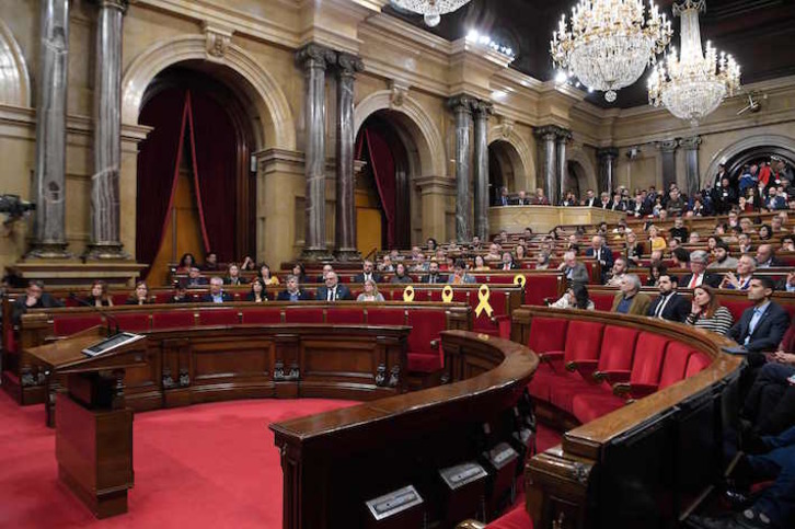 El Parlament, con las destacadas ausencias de los diputados encarcelados. (Lluis GENE/AFP)